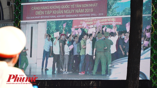 Trong diễn tập, Công an TP.HCM hóa giải khủng bố tấn công chính quyền và bắt giữ con tin như thế nào? Trong dien tap, Cong an TP.HCM hoa giai khung bo tan cong chinh quyen va bat giu con tin nhu the nao?