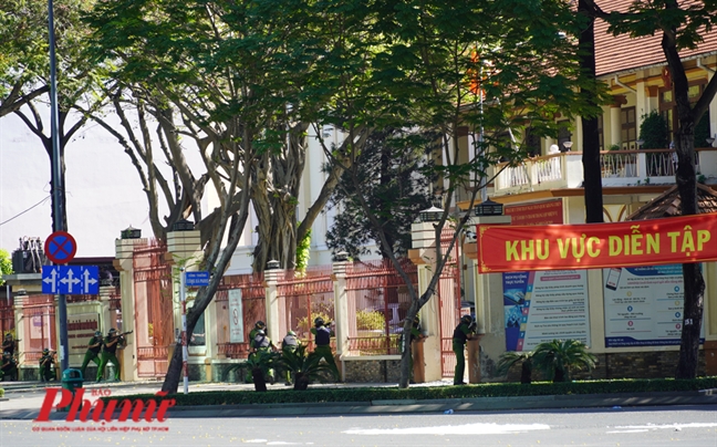 Trong diễn tập, Công an TP.HCM hóa giải khủng bố tấn công chính quyền và bắt giữ con tin như thế nào? Trong dien tap, Cong an TP.HCM hoa giai khung bo tan cong chinh quyen va bat giu con tin nhu the nao?