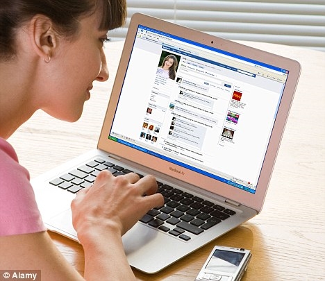 Nhìn Facebook người yêu mà ớn lạnh Nhin Facebook nguoi yeu ma on lanh