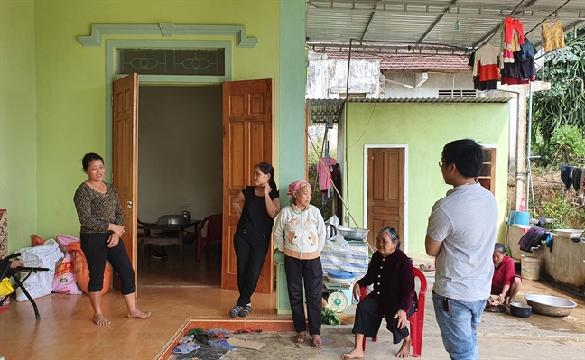 Vụ nổ làm sập nhà, 3 cha con thương vong: Dân làng hốt hoảng chạy ra đường vì ngỡ động đất Vu no lam sap nha, 3 cha con thuong vong: Dan lang hot hoang chay ra duong vi ngo dong dat