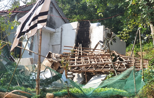 Vụ nổ làm sập nhà, 3 cha con thương vong: Dân làng hốt hoảng chạy ra đường vì ngỡ động đất Vu no lam sap nha, 3 cha con thuong vong: Dan lang hot hoang chay ra duong vi ngo dong dat