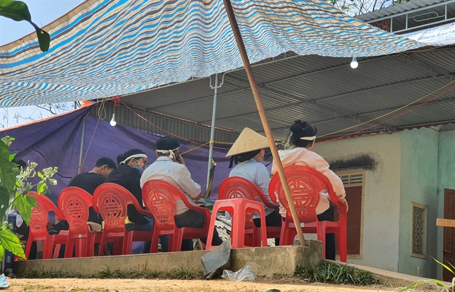 Vụ nổ làm sập nhà, 3 cha con thương vong: Dân làng hốt hoảng chạy ra đường vì ngỡ động đất Vu no lam sap nha, 3 cha con thuong vong: Dan lang hot hoang chay ra duong vi ngo dong dat