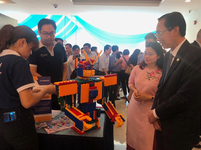 Giáo dục thông minh không nên để công nghệ dẫn dắt Giao duc thong minh khong nen de cong nghe dan dat