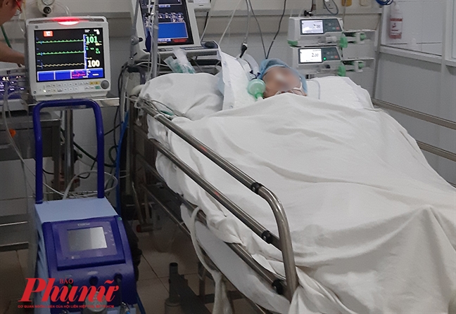 Đang trên đường đi làm, người phụ nữ chạy vào bệnh viện kêu cứu rồi hôn mê Dang tren duong di lam, nguoi phu nu chay vao benh vien keu cuu roi hon me
