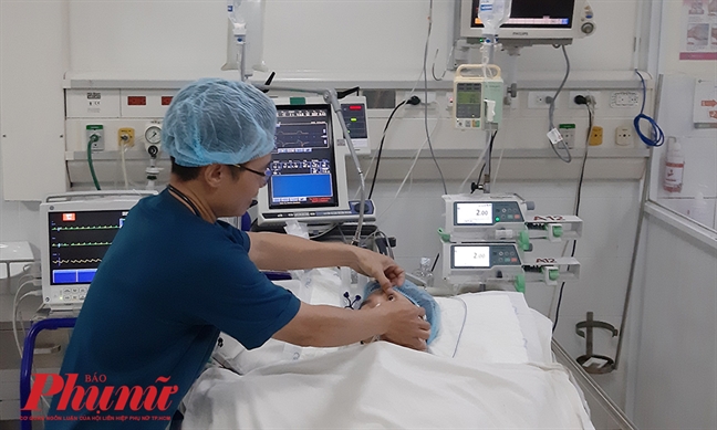 Đang trên đường đi làm, người phụ nữ chạy vào bệnh viện kêu cứu rồi hôn mê Dang tren duong di lam, nguoi phu nu chay vao benh vien keu cuu roi hon me