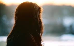 Chồng pha sữa cho vợ, thấy mẹ bèn uống ngay để mẹ không buồn Chong pha sua cho vo, thay me ben uong ngay de me khong buon