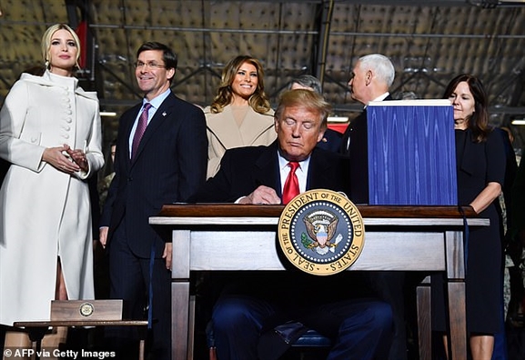 Tổng thống Trump ký ban hành đạo luật Quốc phòng 2020 trị giá 738 tỷ USD Tong thong Trump ky ban hanh dao luat Quoc phong 2020 tri gia 738 ty USD