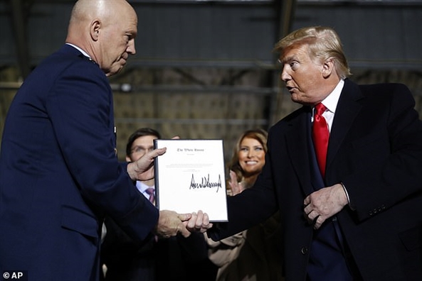 Tổng thống Trump ký ban hành đạo luật Quốc phòng 2020 trị giá 738 tỷ USD Tong thong Trump ky ban hanh dao luat Quoc phong 2020 tri gia 738 ty USD