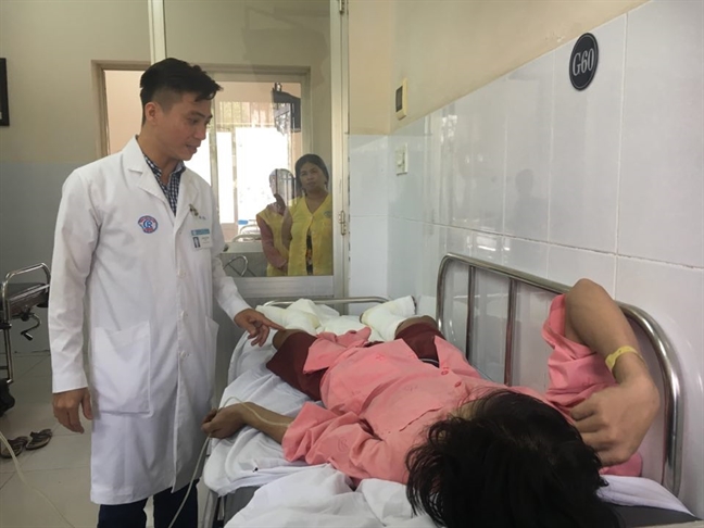 Vừa đổ xăng vừa hút thuốc, 4 người trong gia đình bỏng nặng Vua do xang vua hut thuoc, 4 nguoi trong gia dinh bong nang
