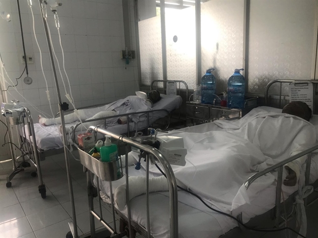 Vừa đổ xăng vừa hút thuốc, 4 người trong gia đình bỏng nặng Vua do xang vua hut thuoc, 4 nguoi trong gia dinh bong nang