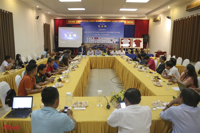 Đấu giá 2 chiếc áo đội tuyển nữ Việt Nam ký tặng Thủ tướng Dau gia 2 chiec ao doi tuyen nu Viet Nam ky tang Thu tuong
