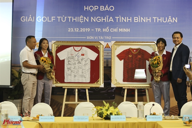 Đấu giá 2 chiếc áo đội tuyển nữ Việt Nam ký tặng Thủ tướng Dau gia 2 chiec ao doi tuyen nu Viet Nam ky tang Thu tuong