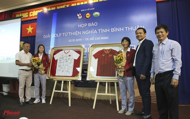 Đấu giá 2 chiếc áo đội tuyển nữ Việt Nam ký tặng Thủ tướng Dau gia 2 chiec ao doi tuyen nu Viet Nam ky tang Thu tuong