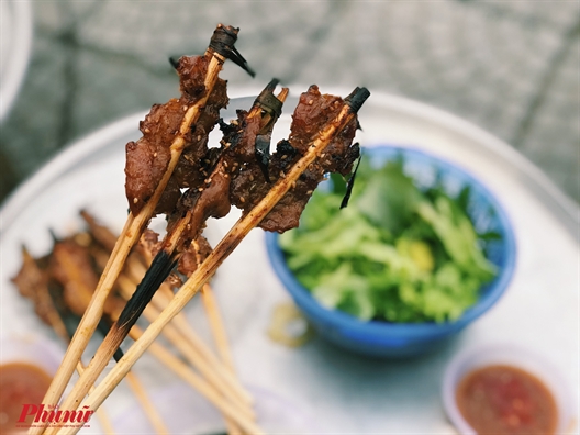 Ngồi lề đường ăn thịt nướng, trải nghiệm ẩm thực không nên bỏ lỡ ở Hội An Ngoi le duong an thit nuong, trai nghiem am thuc khong nen bo lo o Hoi An