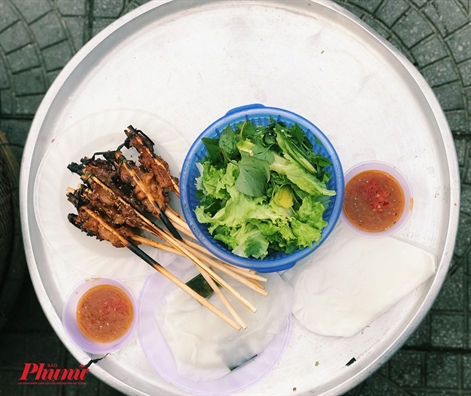 Ngồi lề đường ăn thịt nướng, trải nghiệm ẩm thực không nên bỏ lỡ ở Hội An Ngoi le duong an thit nuong, trai nghiem am thuc khong nen bo lo o Hoi An