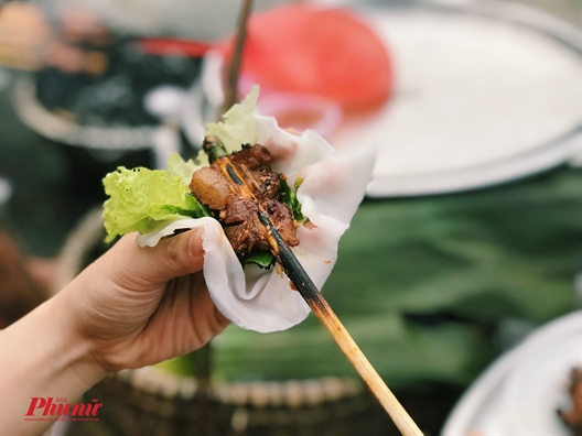 Ngồi lề đường ăn thịt nướng, trải nghiệm ẩm thực không nên bỏ lỡ ở Hội An Ngoi le duong an thit nuong, trai nghiem am thuc khong nen bo lo o Hoi An