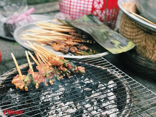 Ngồi lề đường ăn thịt nướng, trải nghiệm ẩm thực không nên bỏ lỡ ở Hội An Ngoi le duong an thit nuong, trai nghiem am thuc khong nen bo lo o Hoi An