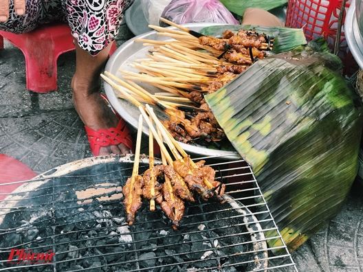Ngồi lề đường ăn thịt nướng, trải nghiệm ẩm thực không nên bỏ lỡ ở Hội An Ngoi le duong an thit nuong, trai nghiem am thuc khong nen bo lo o Hoi An
