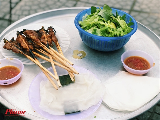 Ngồi lề đường ăn thịt nướng, trải nghiệm ẩm thực không nên bỏ lỡ ở Hội An Ngoi le duong an thit nuong, trai nghiem am thuc khong nen bo lo o Hoi An