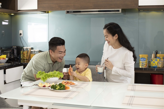 Bí kíp chăm con cứng cáp, lanh lợi của Quốc Cơ - Hồng Phượng Bi kip cham con cung cap, lanh loi cua Quoc Co - Hong Phuong