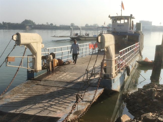 Vụ ô tô rơi xuống sông khiến một người chết: mọi người cố níu đuôi ô tô nhưng bất thành Vu o to roi xuong song khien mot nguoi chet: moi nguoi co niu duoi o to nhung bat thanh