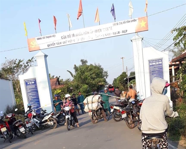 Vụ ô tô rơi xuống sông khiến một người chết: mọi người cố níu đuôi ô tô nhưng bất thành Vu o to roi xuong song khien mot nguoi chet: moi nguoi co niu duoi o to nhung bat thanh