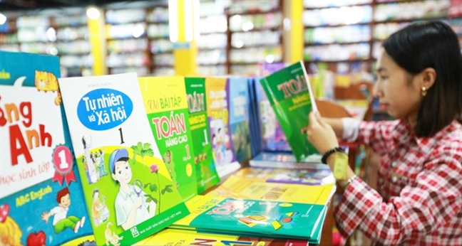 Chỉ có gần một tháng, làm sao chọn được sách giáo khoa? Chi co gan mot thang, lam sao chon duoc sach giao khoa?