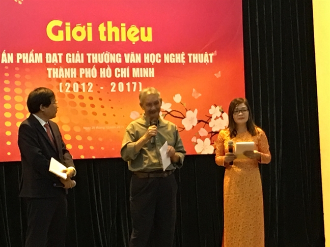 Nhà văn Văn Lê: 'Viết về người lính, về nhân dân là viết về phẩm hạnh và lòng trắc ẩn' Nha van Van Le: 'Viet ve nguoi linh, ve nhan dan la viet ve pham hanh va long trac an'