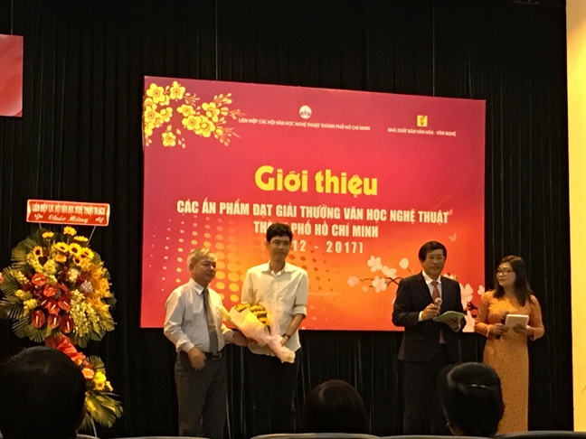 Nhà văn Văn Lê: 'Viết về người lính, về nhân dân là viết về phẩm hạnh và lòng trắc ẩn' Nha van Van Le: 'Viet ve nguoi linh, ve nhan dan la viet ve pham hanh va long trac an'