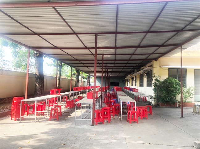 Trường THPT Long Trường có khả năng 'ôm nợ' vì kiểu ký hợp đồng 'nắm đằng lưỡi' Truong THPT Long Truong co kha nang 'om no' vi kieu ky hop dong 'nam dang luoi'