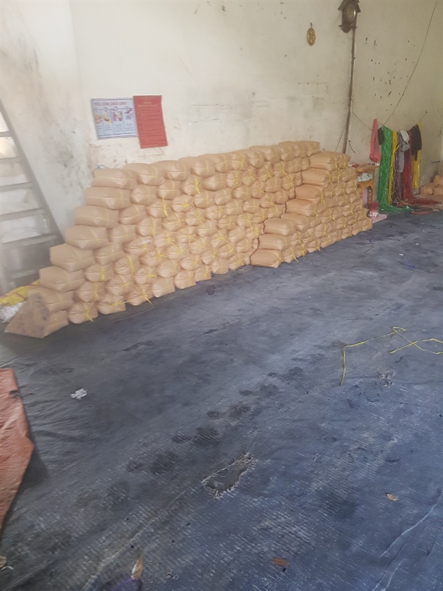 Thực phẩm, hóa mỹ phẩm kém chất lượng trà trộn hàng tết Thuc pham, hoa my pham kem chat luong tra tron hang tet