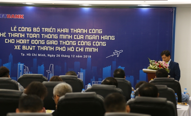TP.HCM: Người dân đi xe buýt có thể thanh toán bằng thẻ thông minh không tiếp xúc của Vietbank TP.HCM: Nguoi dan di xe buyt co the thanh toan bang the thong minh khong tiep xuc cua Vietbank
