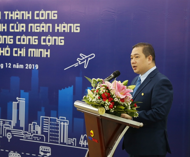 TP.HCM: Người dân đi xe buýt có thể thanh toán bằng thẻ thông minh không tiếp xúc của Vietbank TP.HCM: Nguoi dan di xe buyt co the thanh toan bang the thong minh khong tiep xuc cua Vietbank