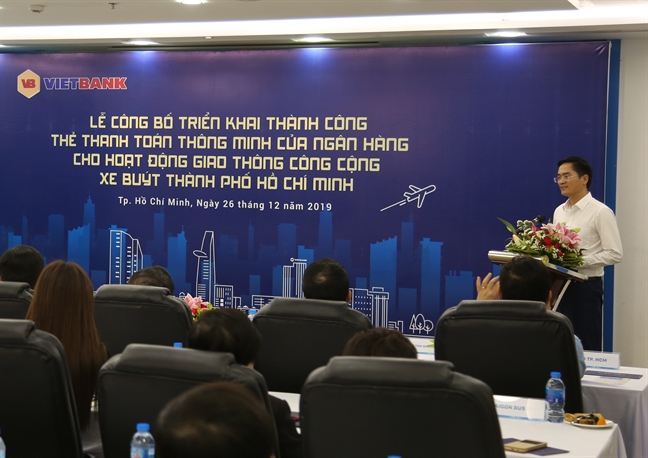 TP.HCM: Người dân đi xe buýt có thể thanh toán bằng thẻ thông minh không tiếp xúc của Vietbank TP.HCM: Nguoi dan di xe buyt co the thanh toan bang the thong minh khong tiep xuc cua Vietbank