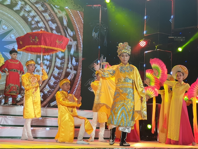 Anh chàng chăn vịt trở thành Quán quân 'Tài tử miệt vườn' Anh chang chan vit tro thanh Quan quan 'Tai tu miet vuon'