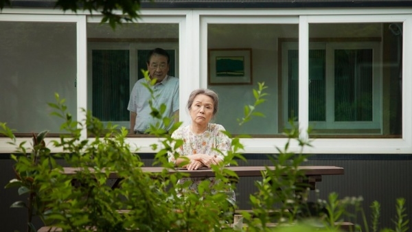 Mẹ già ngồi cửa ngóng chờ con Ba me gia muon gi?