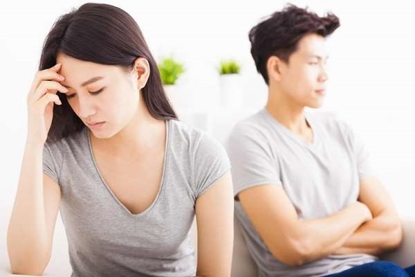 Anh cầm 3 cuốn sổ tiết kiệm này đi Anh cam 3 cuon so tiet kiem nay di