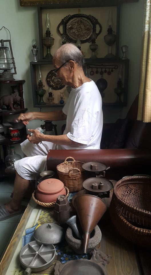 Cụ Ân cẩn trọng lau chùi từng vật dụng làm bếp từ cách đây nhiều thập niên mà cụ còn lưu giữ Cụ Ân cẩn trọng lau chùi từng vật dụng làm bếp từ cách đây nhiều thập niên mà cụ còn lưu giữ