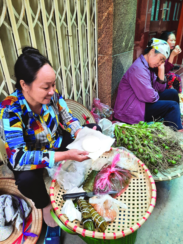 Người bán cơm nắm ở ngõ Tô Hoàng, phường Bạch Mai, quận Hai Bà Trưng, Hà Nội Người bán cơm nắm ở ngõ Tô Hoàng, phường Bạch Mai, quận Hai Bà Trưng, Hà Nội